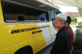 Mudahnya mengurus akta kelahiran dengan mobil keliling Disdukcapil