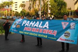 Gabungan lima komunitas gelar aksi simpatik pakai helm