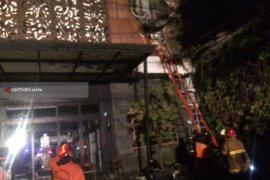 Sebelas Unit Mobil Pemadam Padamkan Kebakaran Reklame