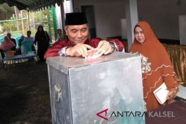 H Achmad Fikry mencoblos di TPS 01 Kandangan Utara