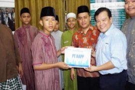 Alumni Penerima Beasiswa Tanoto Foundation Riau Berbagi ke Puluhan Anak Yatim
