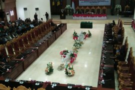 Edwin lantik dua anggota DPRD Maluku PAW