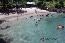 Warga Ternate nikmati liburan di Tanjung Jikomalamo