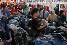 Belanja kebutuhan Lebaran