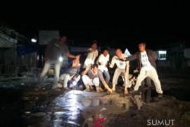 Jelang lebaran, relawan Darajat cor jalan rusak