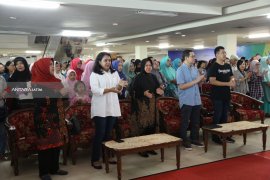 Dennis Adhiswara Ikut Pasarkan Produk UKM Surabaya ke Luar Daerah