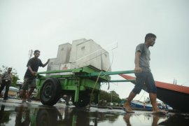 Polisi jalan kaki selama tiga jam angkut kotak suara