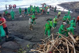 DLH Gianyar bersihkan pesisir dari sampah kiriman