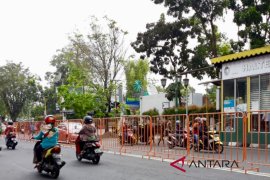 Jalan berpotensi macet dipasang pagar pembatas