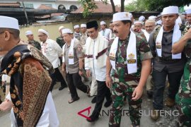 Panglima TNI dan Kapolri hadiri haul Guru Tua Page 1 Small