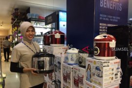 Tukar tambah televisi dan "rice cooker" bekas di Informa