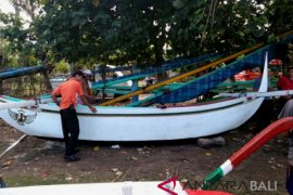 Tiga nelayan Jembrana nyaris tenggelam dihantam ombak