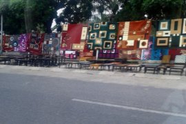 Pagar Tugu Juang Jambi dipenuhi "jemuran" karpet