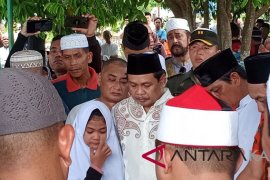 Luna, Sibungsu  terus menangis saat pemakaman sang bunda
