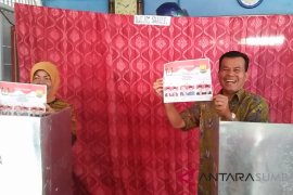 Wako Pariaman berikan hak pilih di TPS 01 Kampung Jawa II (Video)