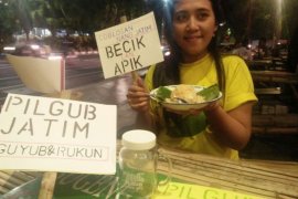 Tunjukkan Jari Usai Nyoblos, Gratis Ketan Punel