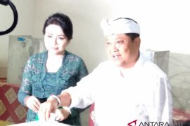 Cagub Rai Mantra mencoblos bersama keluarga (video)
