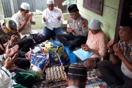 Sambut HUT Bhayangkara, Kapolsek Payung Sekaki Bantu Warga Kurang Mampu