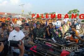 Polisi musnahkan ratusan senjata api rakitan