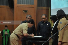 Risma Ambil Sumpah Janji 250 PNS Pemkot Surabaya