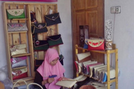 Tas pandan kombinasi lurik Sukoharjo kian laris
