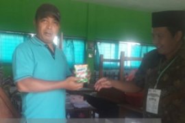 KPPS TPS Tlogomas Malang Beri Hadiah Pemilih