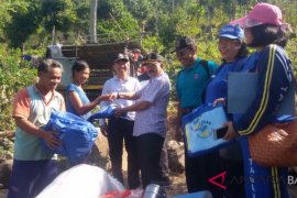 Wabup Karangasem serahkan sembako kepada warga tak mampu