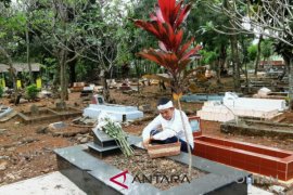 Dedi Mulyadi menyempatkan ziarah ke makam Ibunya