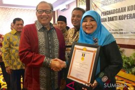 Gubernur Apresiasi Ketua Dekranasda Sumbar Raih Penghargaan Menkop dan UKM