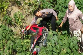 Polisi di Ponorogo Amankan Motor yang Dibuang Penderita Gangguan Jiwa