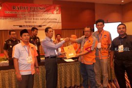 Rapat Pleno Perhitungan Suara Diwarnai Aksi Protes