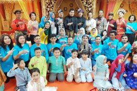 Ramlie oii Ramlie galang dana dari penjualan novel