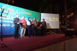 BPJS Ketenagakerjaan Rungkut Berikan Penghargaan Perusahaan Platinum