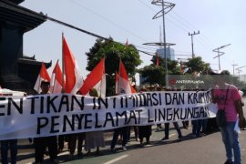 Puluhan Warga Dusun Sepat Surabaya Gelar Demonstrasi di Polda Jatim
