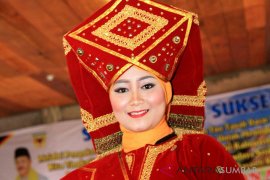 Bundo Kanduang Tanah Datar gelar Fashion Show lestarikan pakaian adat