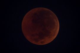 Warga Bali antusias saksikan gerhana bulan