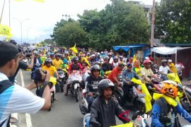 Pendukung pasangan AHM-Rivai konvoi di Ternate