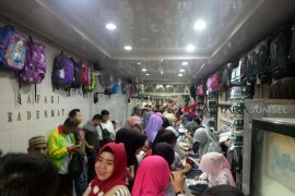 Wali murid buru perlengkapan sekolah