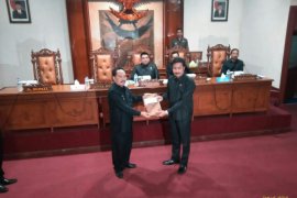 Paripurna DPRD, Bupati Tulungagung Jarianto Pamer "WTP"