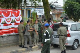 Satpol-PP pasang plang larangan jualan di trotoar