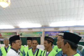 Bupati Rupinus sambangi jamaah di Batam