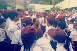 Anies tinjau hari pertama masuk sekolah di Kampung Melayu