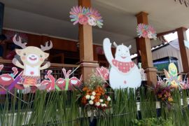 Puluhan atlet berpakaian tradisional Betawi selama berwisata