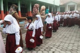 Hari pertama masuk sekolah digunakan halal bihalal