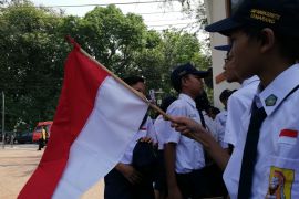 Pelajar di Semarang padati jalan sambut obor Asian Games
