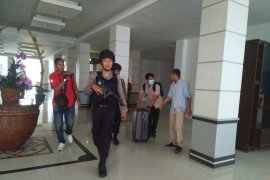 KPK bawa 1 koper dan 2 kardus dokumen dari kantor Bupati Labuhanbatu