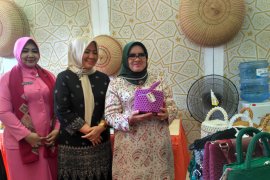 MTQ Jambi - Plt Ketua Dekranasda Provinsi Jambi buka pameran