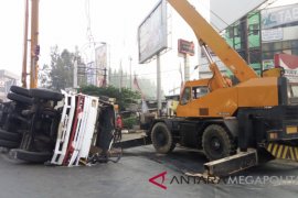 Butuh belasan jam evakuasi truk solar