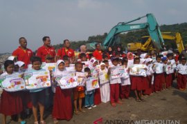 Alfamart Berbagi Kebahagian Dengan Anak Pemulung Galuga