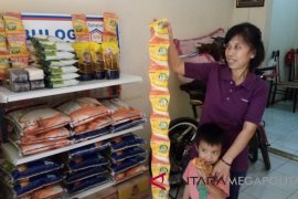 Penjual beras saset Bekasi sasar konsumen kos